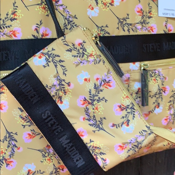 New Steve Madden Tote with Purse - Picture 3 of 16